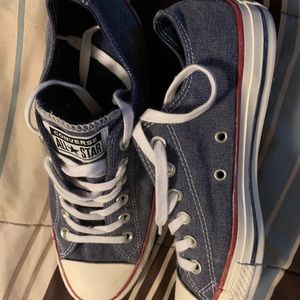 Size 8 women’s Converse tennis shoes